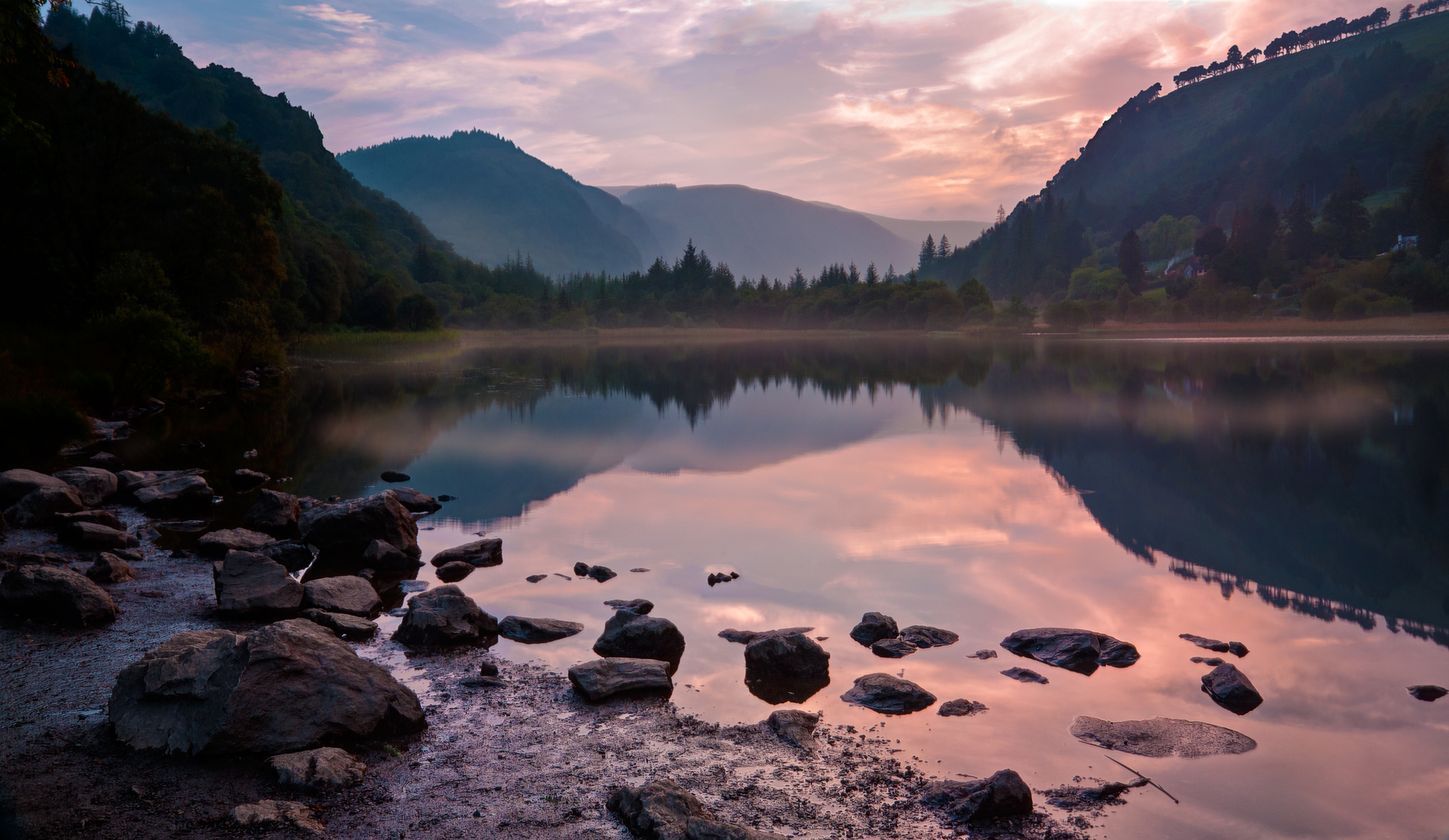 An image depicting the trail Glendalough Upper and Lower Lakes Loop and its surrounding area.