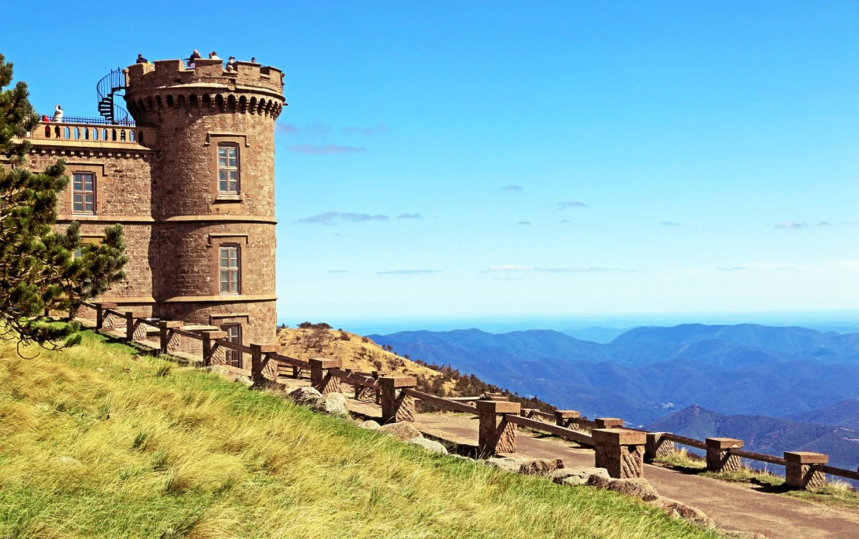 An image depicting the trail Tour of Mont Aigoual and its surrounding area.