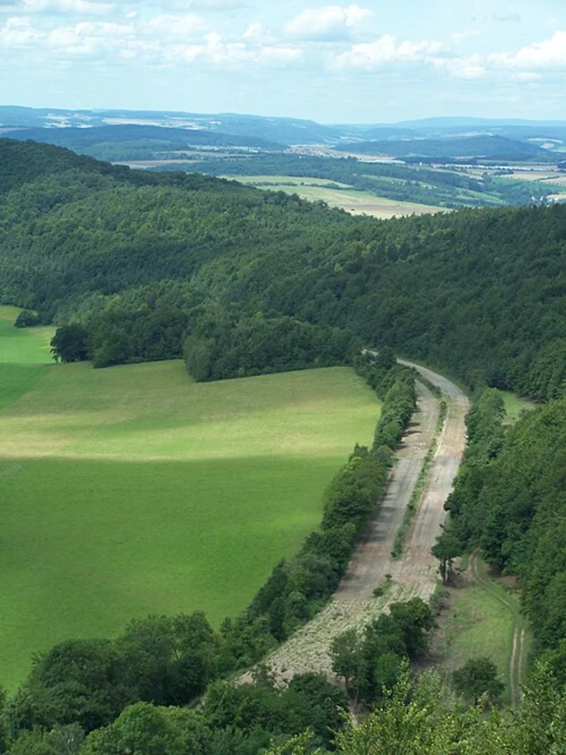 An image depicting the trail Steindelle, Gerbacher Kopf, Schloßberg Loop via Pfälzer Höhenweg and its surrounding area.