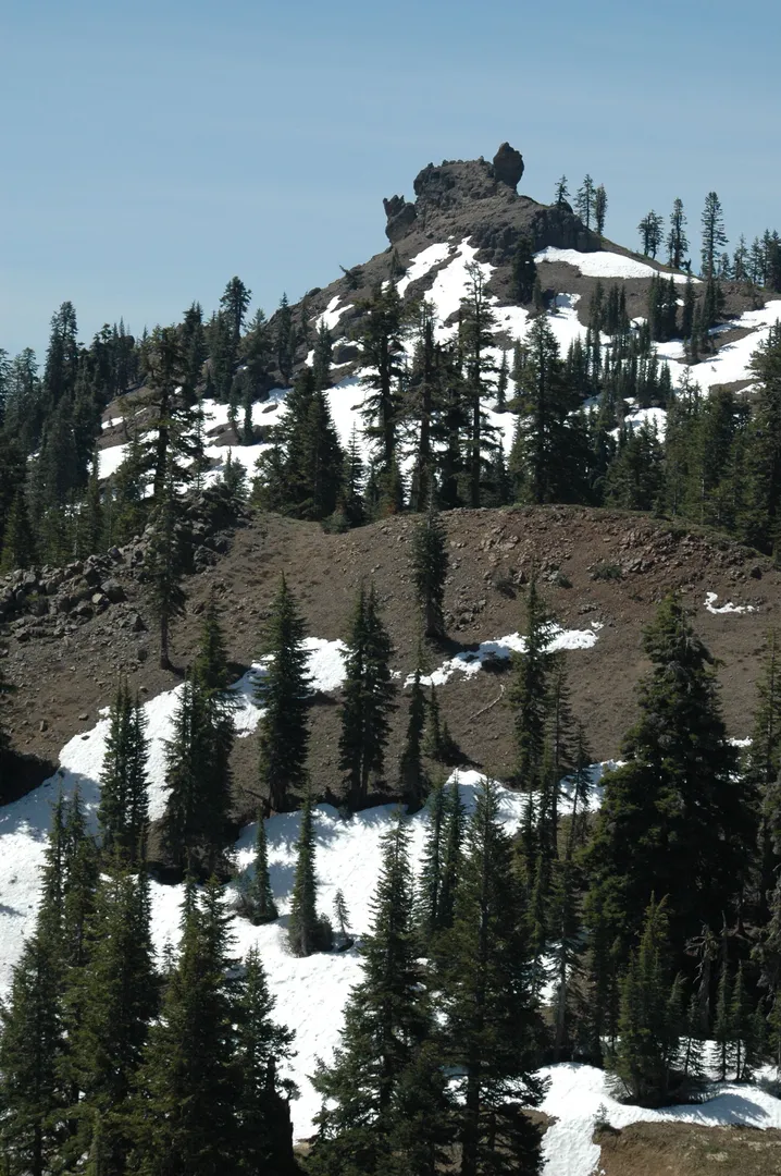 An image depicting the trail Diamond Peak from Lassen Park Road and its surrounding area.