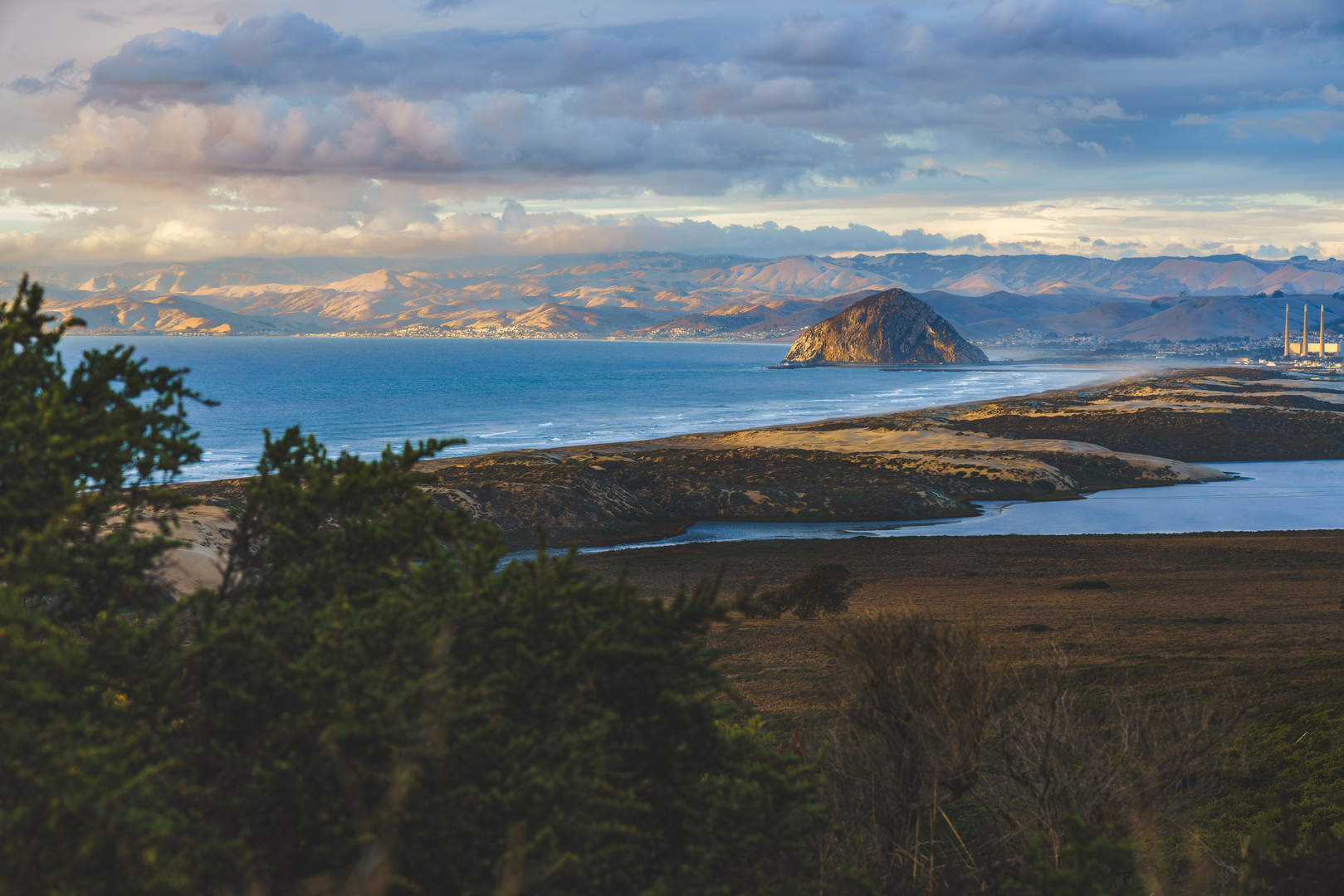 An image depicting the trail Montana de Oro Horse Camp and its surrounding area.