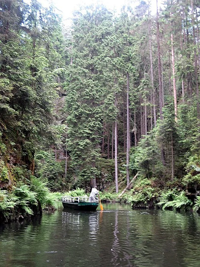 An image depicting the trail Kahnfahrt Obere Schleuse, Hermannseck and Königsplatz Loop via Hohweg and its surrounding area.
