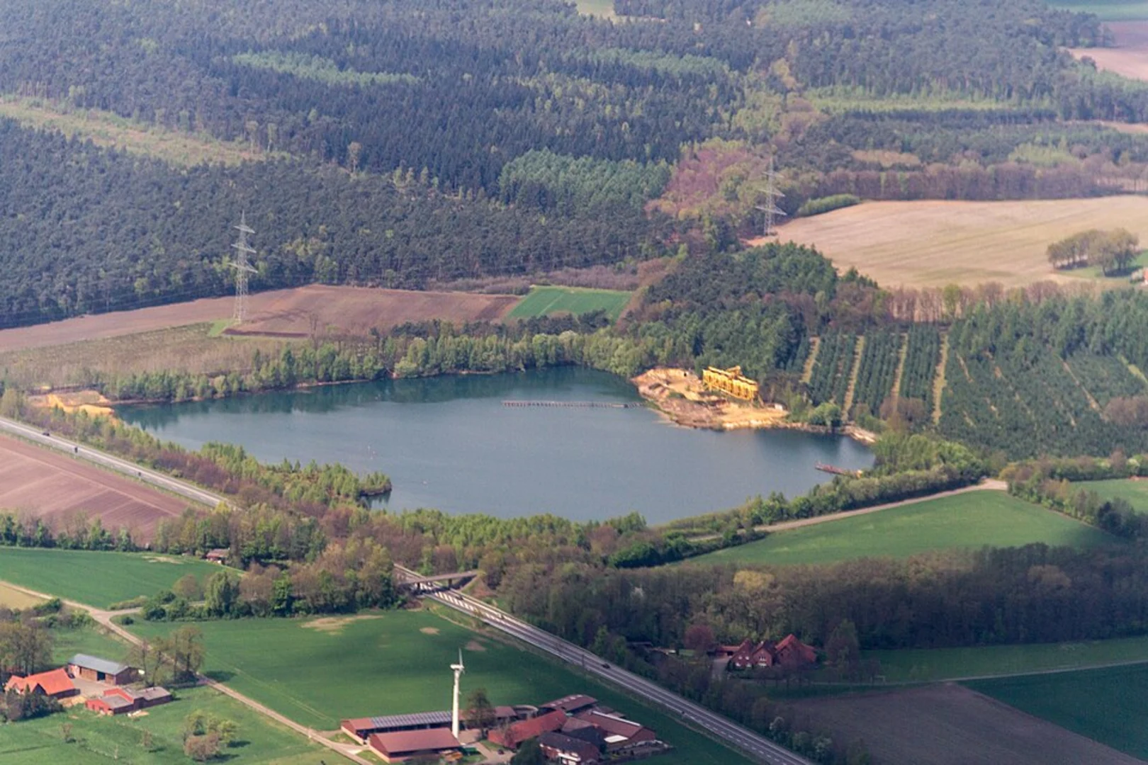 An image depicting the trail Wanderweg Oberlangen Moor and its surrounding area.