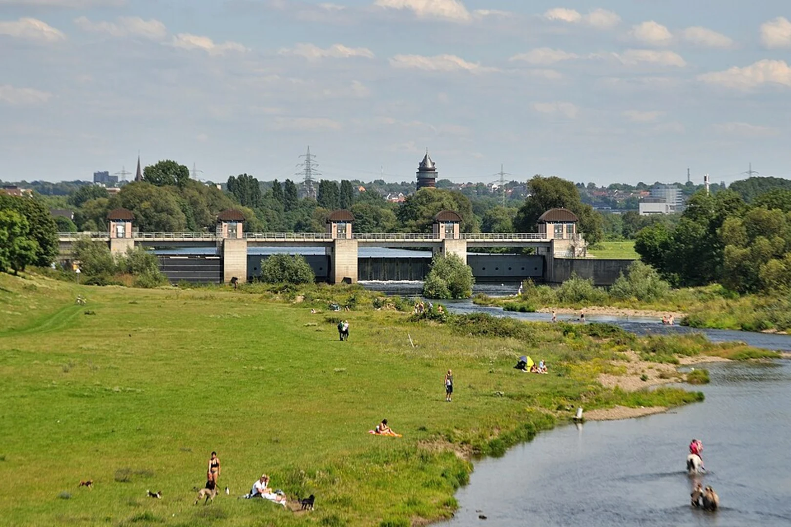 An image depicting the trail Ruhr via Muelheimer Bodenschaetze and its surrounding area.
