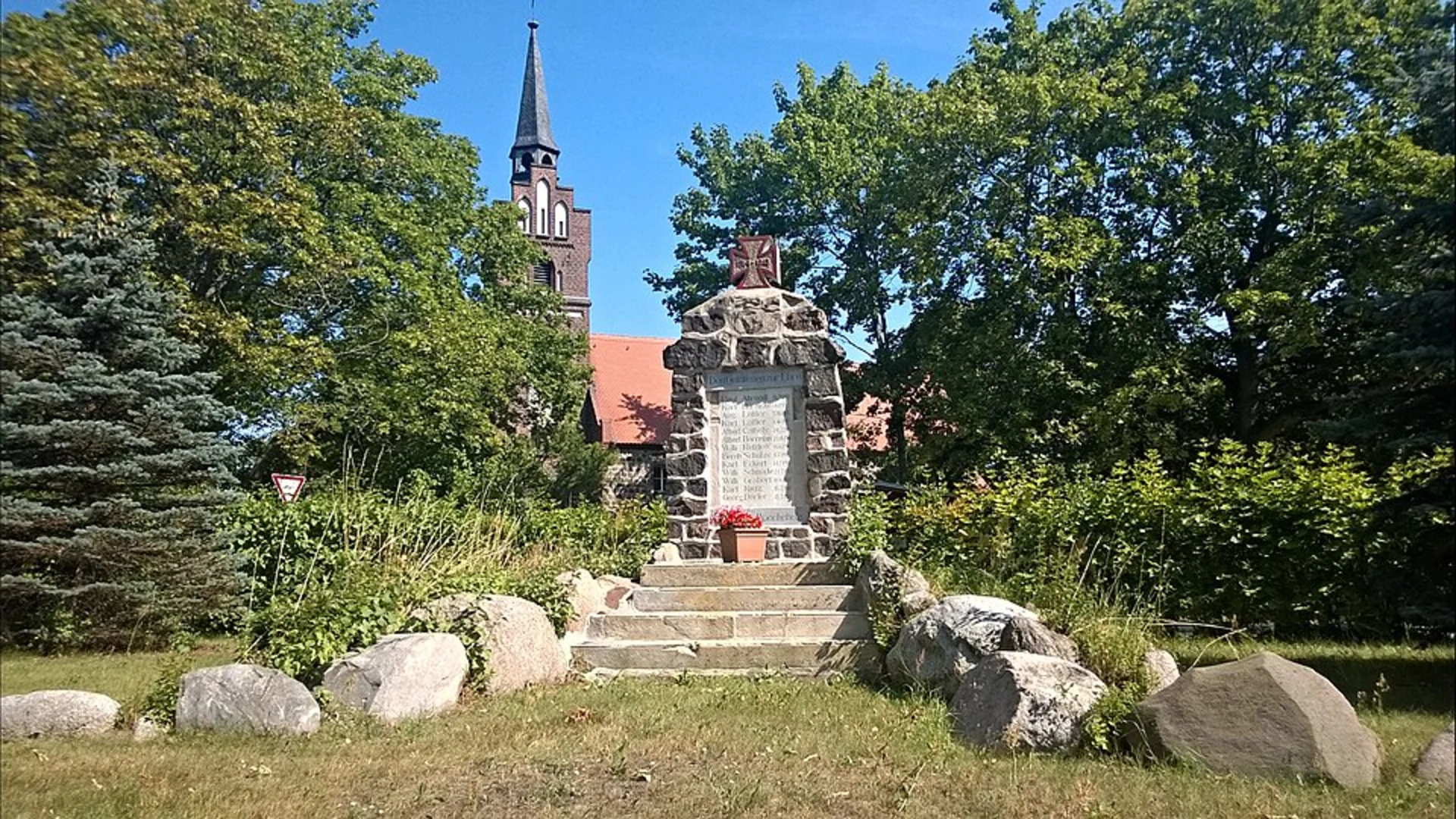 An image depicting the trail Hoppegarten to Hirschgarten via Erpetal Wanderweg and its surrounding area.