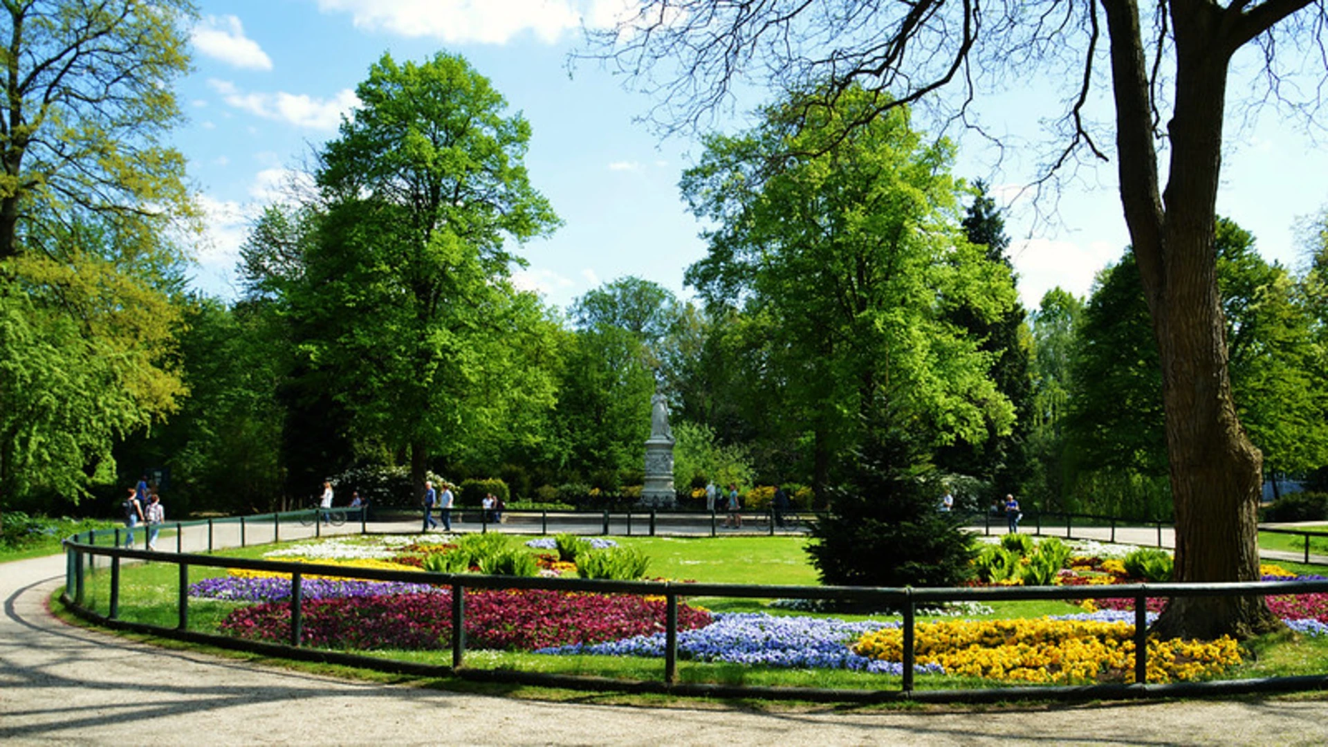 An image depicting the trail Tiergarten and Neuer See Loop via Ahornsteig and its surrounding area.