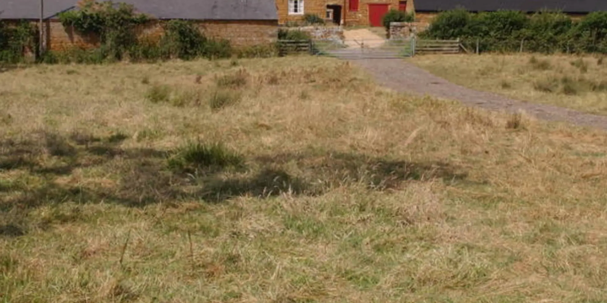 An image depicting the trail Holdenby from East Haddon and its surrounding area.
