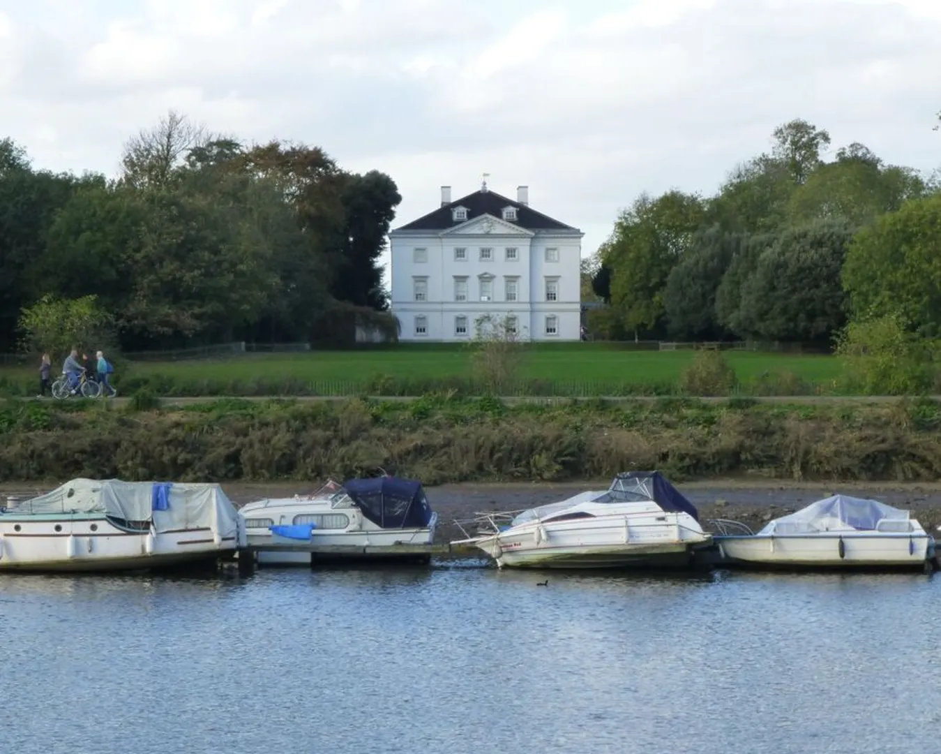 An image depicting the trail Marble Hill Park and its surrounding area.