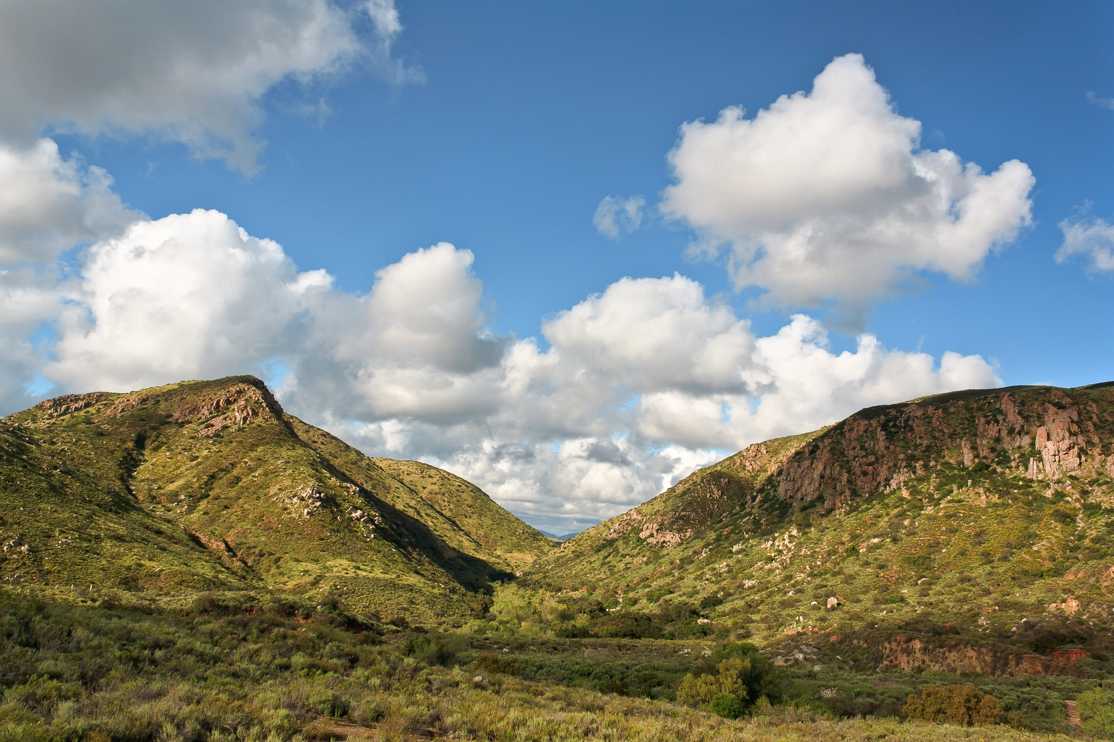 An image depicting the trail Oak Canyon Trail and Grasslands Loop Trail and its surrounding area.