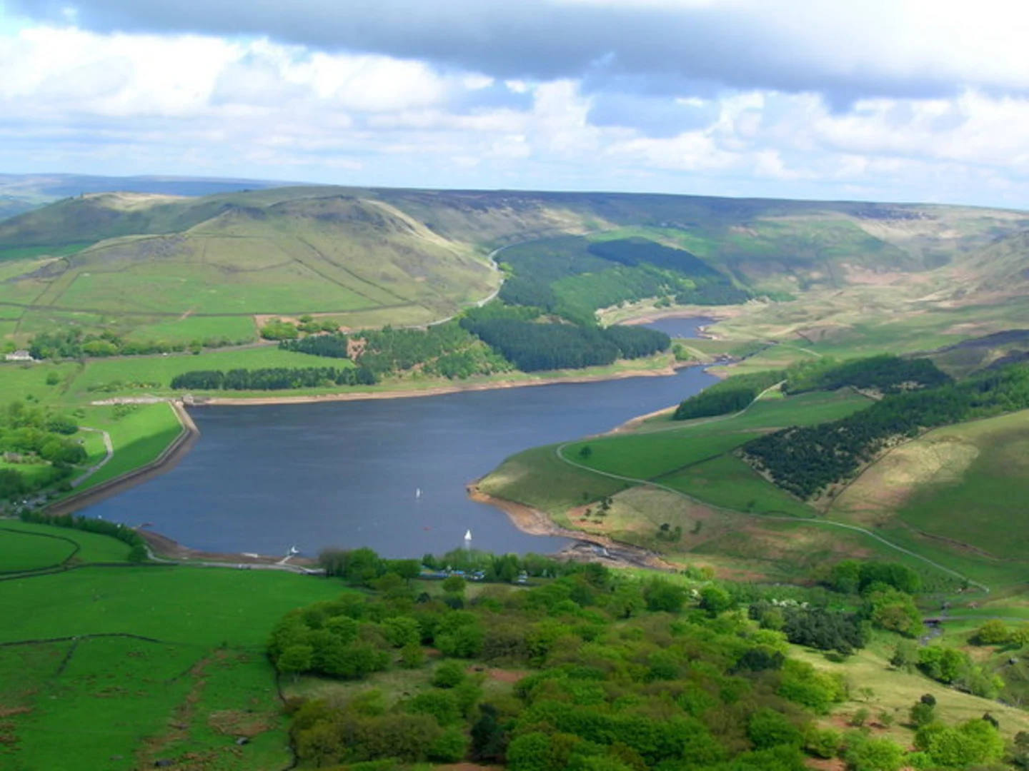 An image depicting the trail Dovestone Reservoir, Alphin Pike and Chew Reservoir Loop - Greenfield and its surrounding area.