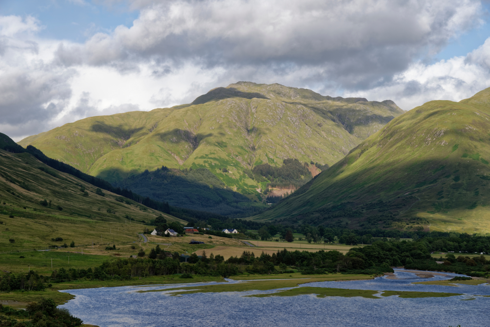 An image depicting the trail A' Ghlas - Bheinn Walk and its surrounding area.