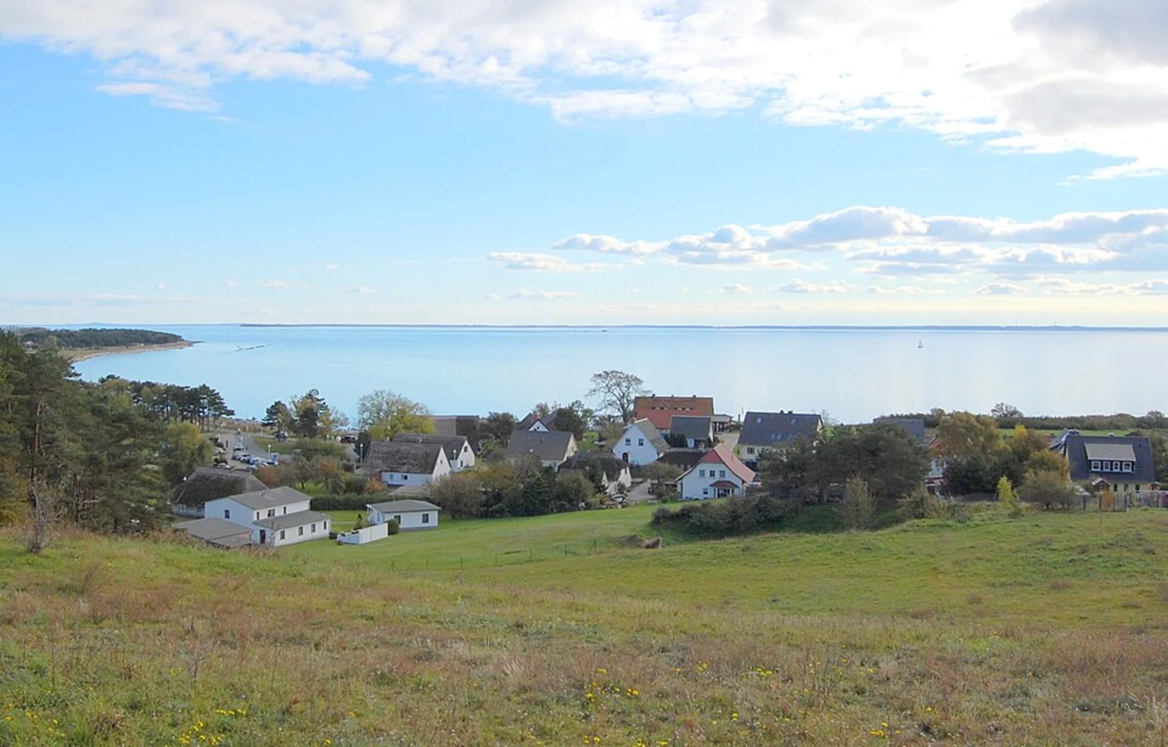 An image depicting the trail Efeu Wald, Klein Zicker from Thiessow and its surrounding area.