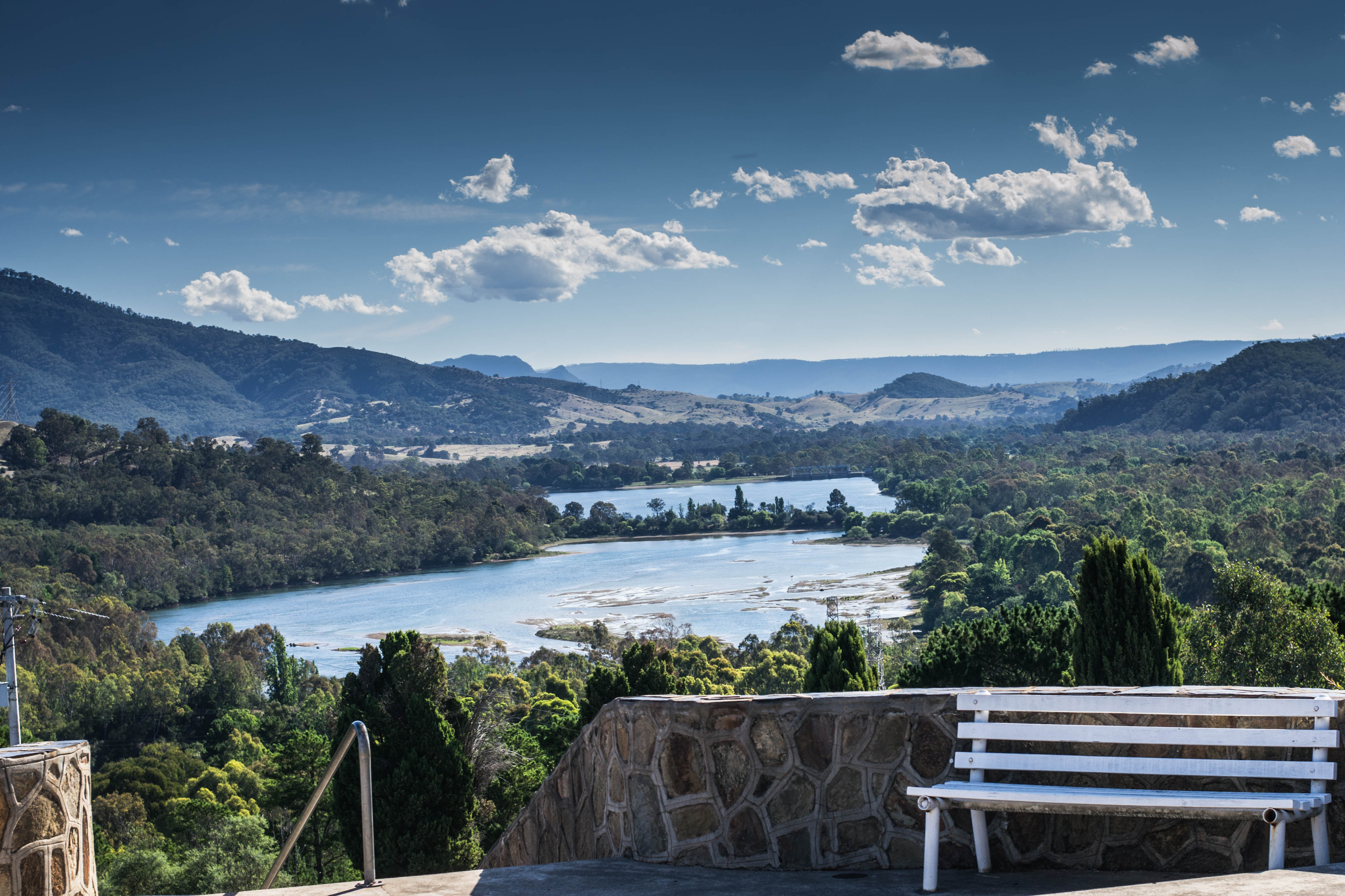 An image depicting the trail Lake Eildon National Park and its surrounding area.