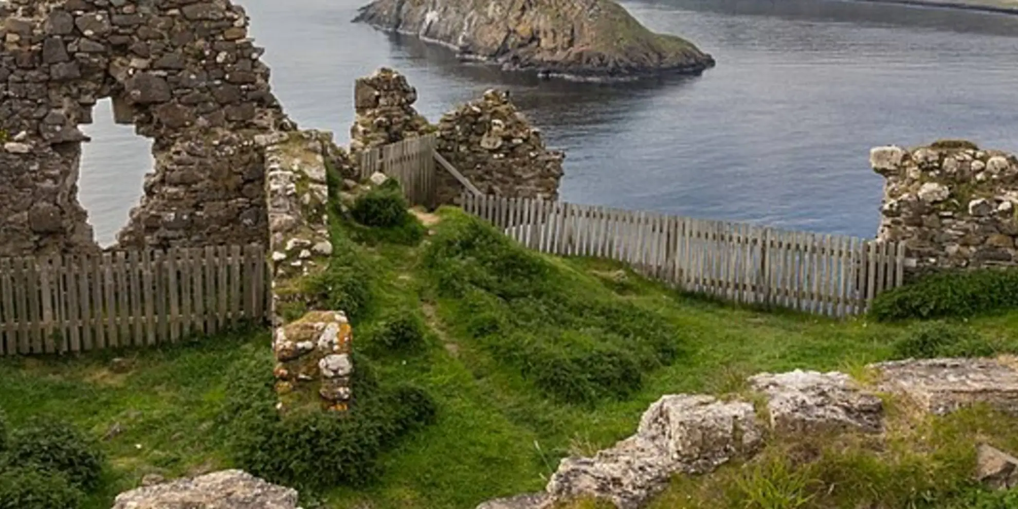 An image depicting the trail Meall Deas and Rubha Hunish Walk and its surrounding area.
