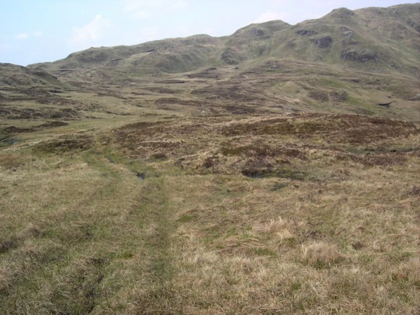 An image depicting the trail Cnoc Coinnich via Loch Lomond and Cowal Way and its surrounding area.