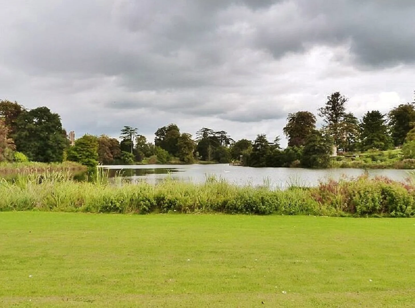 An image depicting the trail Sherborne Castle Loop and its surrounding area.