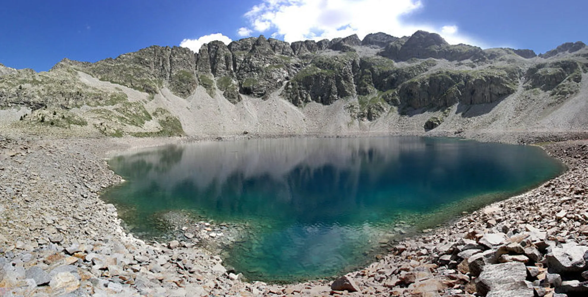 An image depicting the trail Puente Pecadores - Ibones del Sen PR HU 115 and its surrounding area.