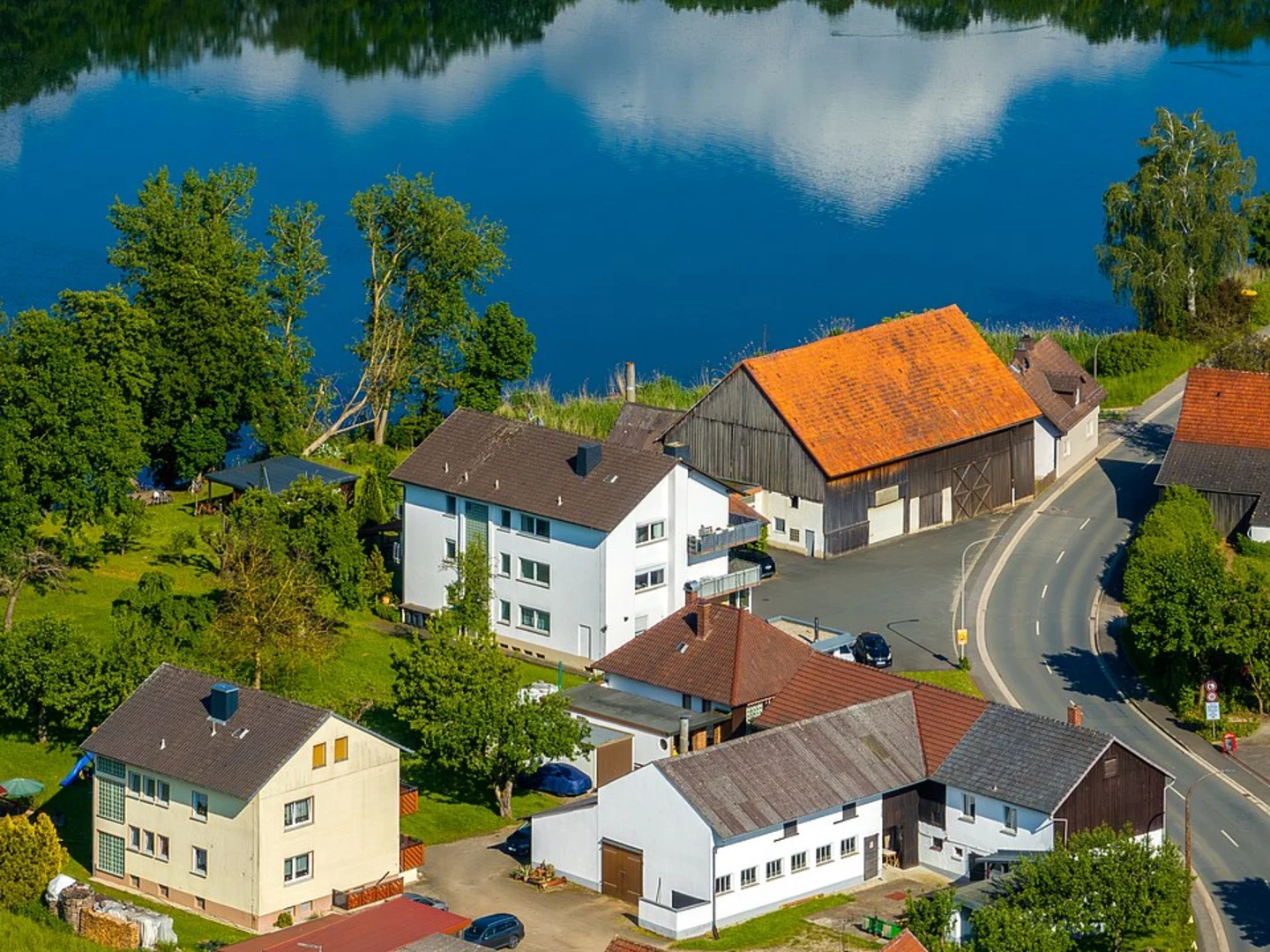 An image depicting the trail Neuensee Loop via Brückleinfuhre and its surrounding area.