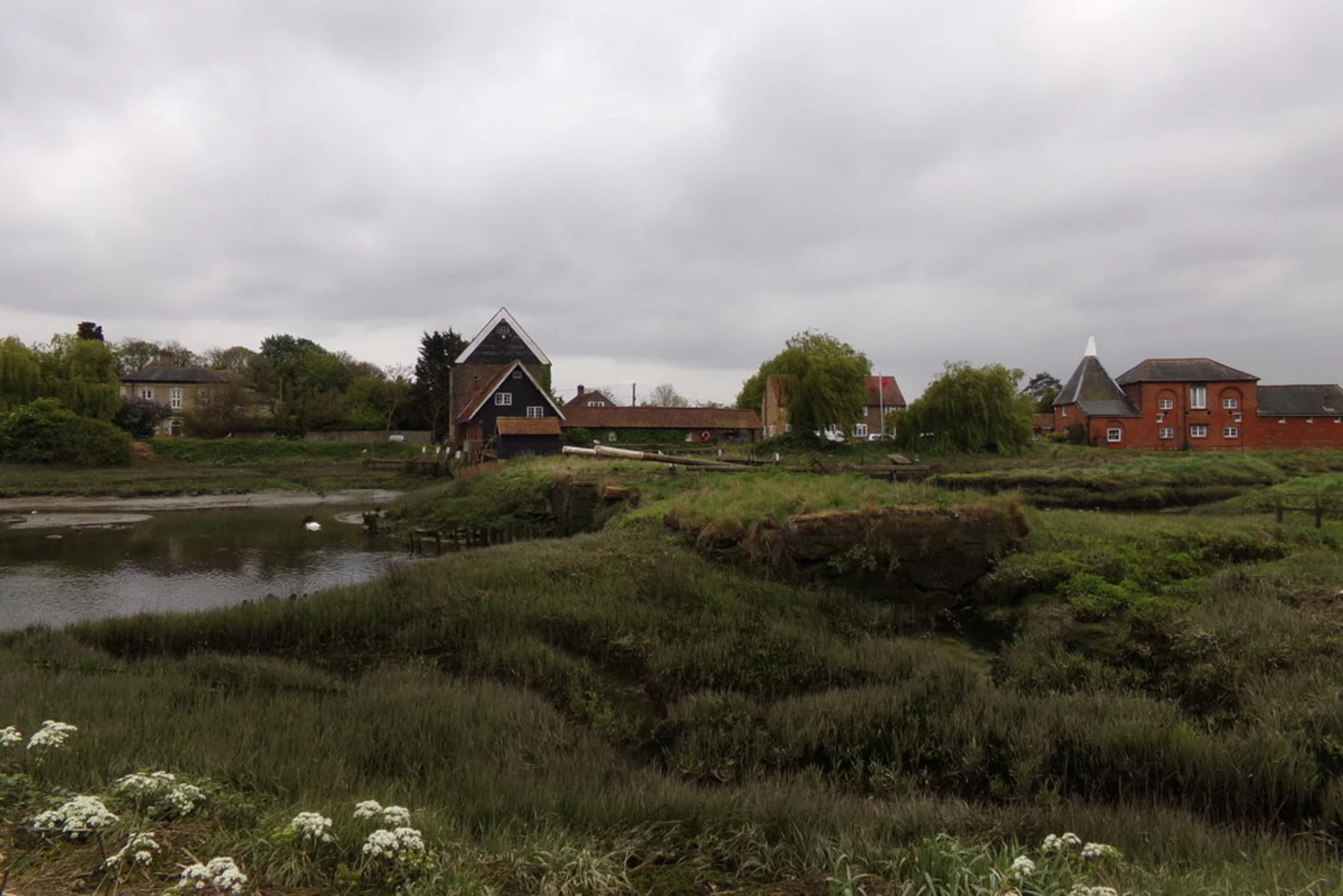 An image depicting the trail Wheatley Wood and Rattendon Country Park via Saffron Trail and its surrounding area.