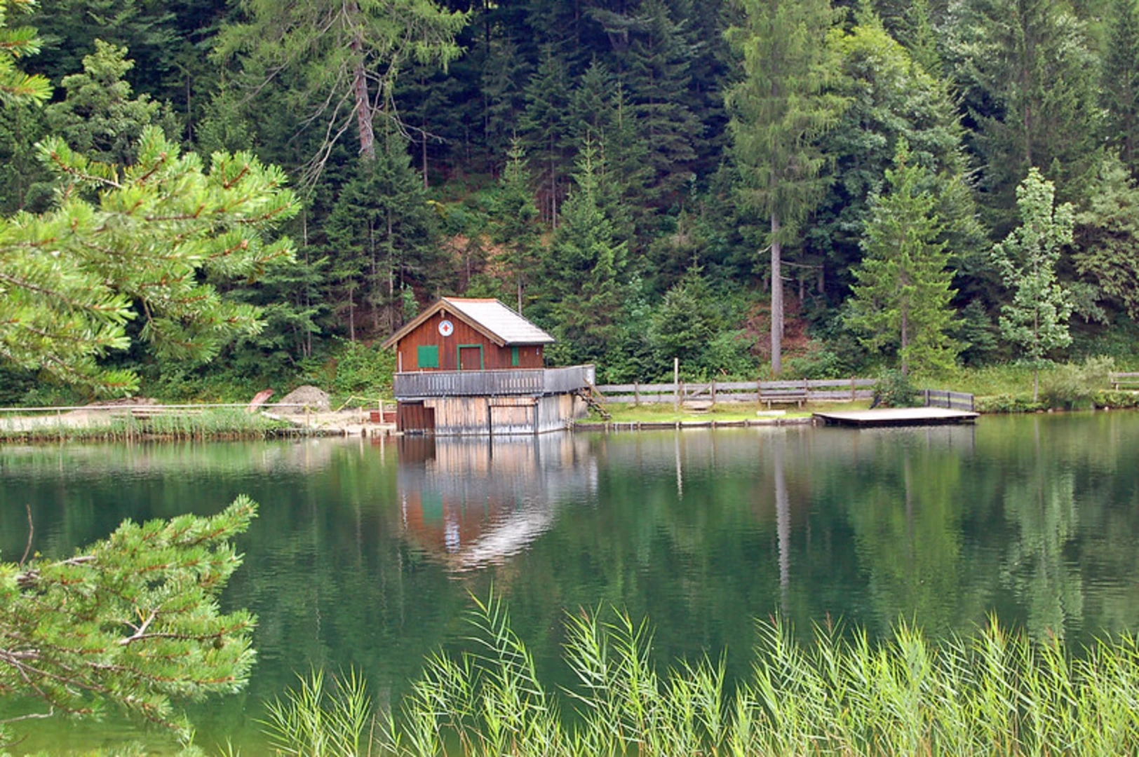 An image depicting the trail Lautersee and Grünkopf Loop via Wanderweg 821 - Mittenwald and its surrounding area.