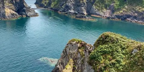 An image depicting the trail Trefin - Pwll Olfa and its surrounding area.