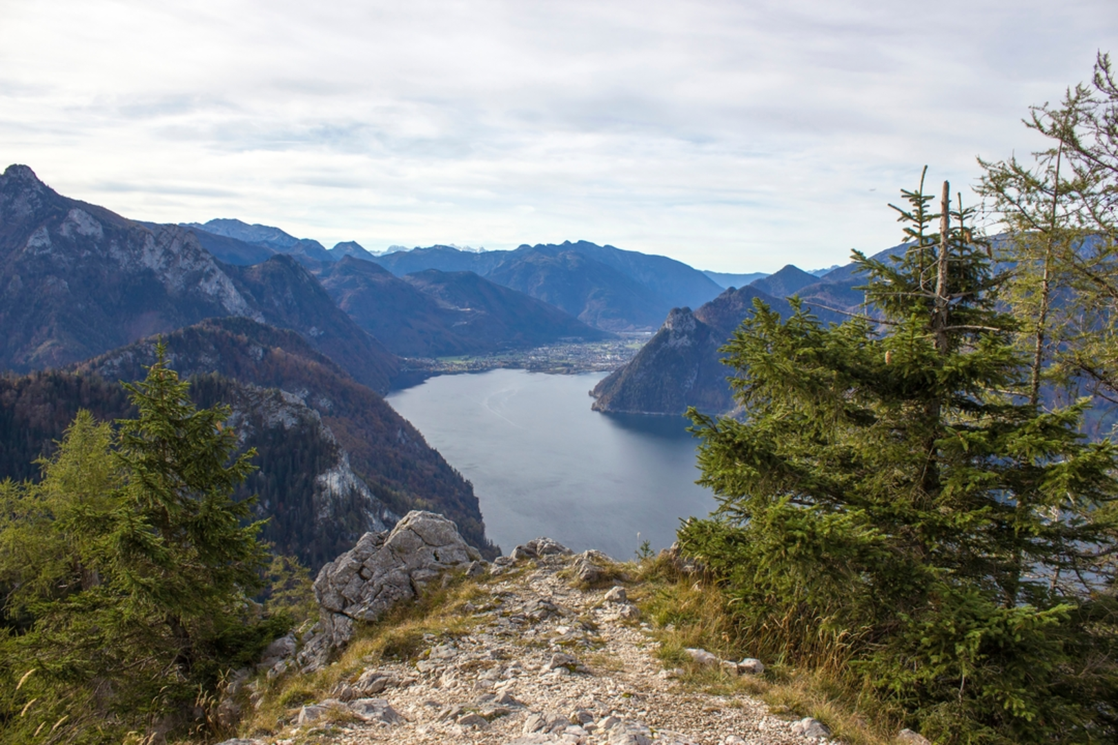 An image depicting the trail Gmunden Loop - Trail of Salt and its surrounding area.