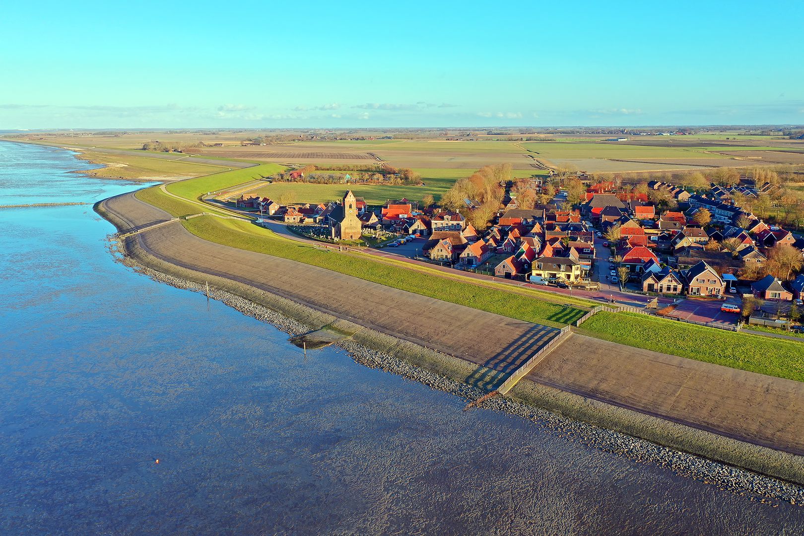 An image depicting the trail Wierum and reitdiepdijk Loop and its surrounding area.