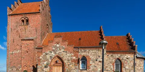 An image depicting the trail Jyderupstien and its surrounding area.