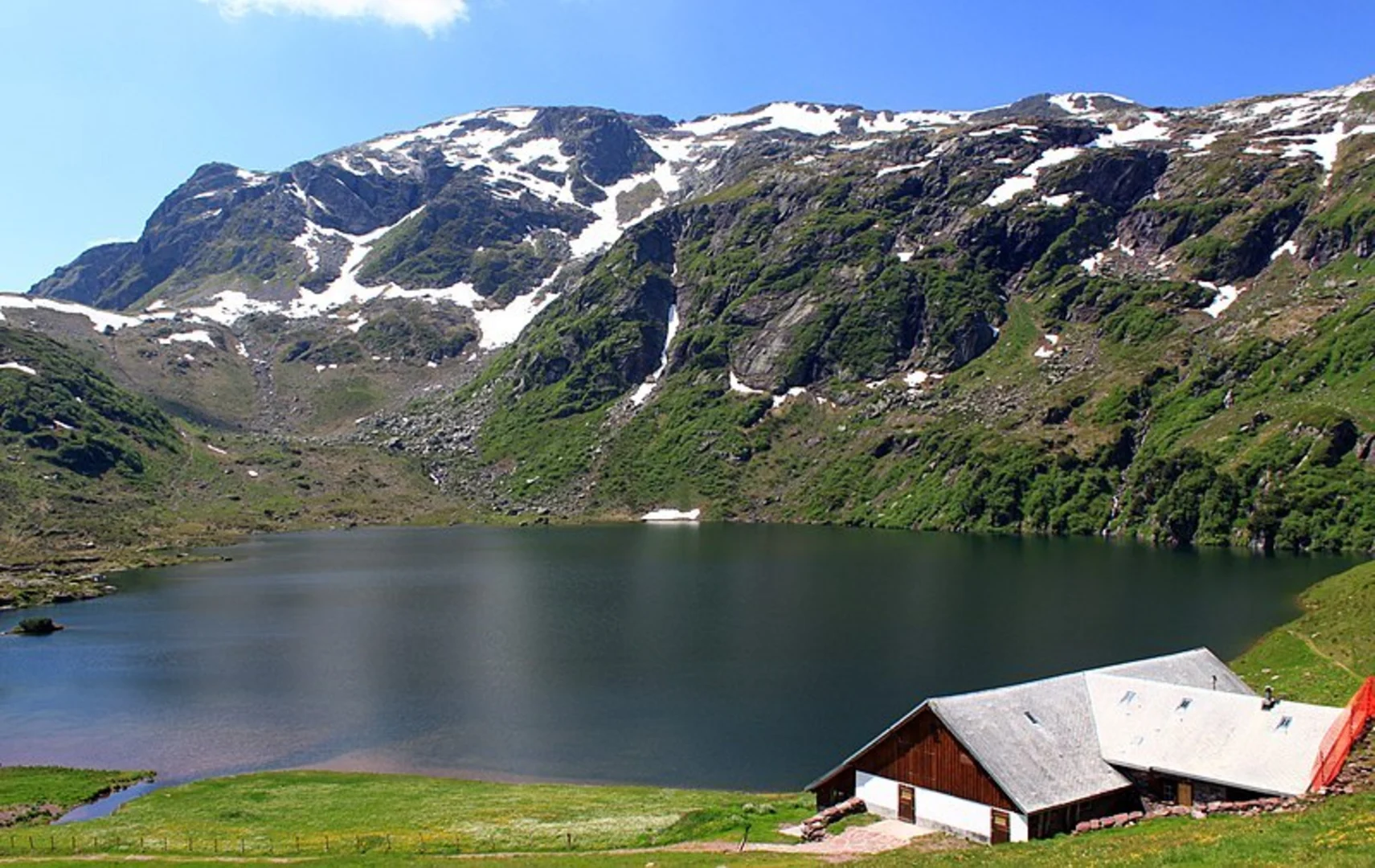 An image depicting the trail Murgseen Rundweg and its surrounding area.
