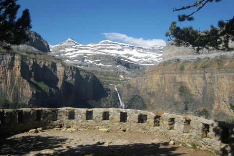 An image depicting the trail Mirador de Calcilarruego from Torla - Ordesa and its surrounding area.