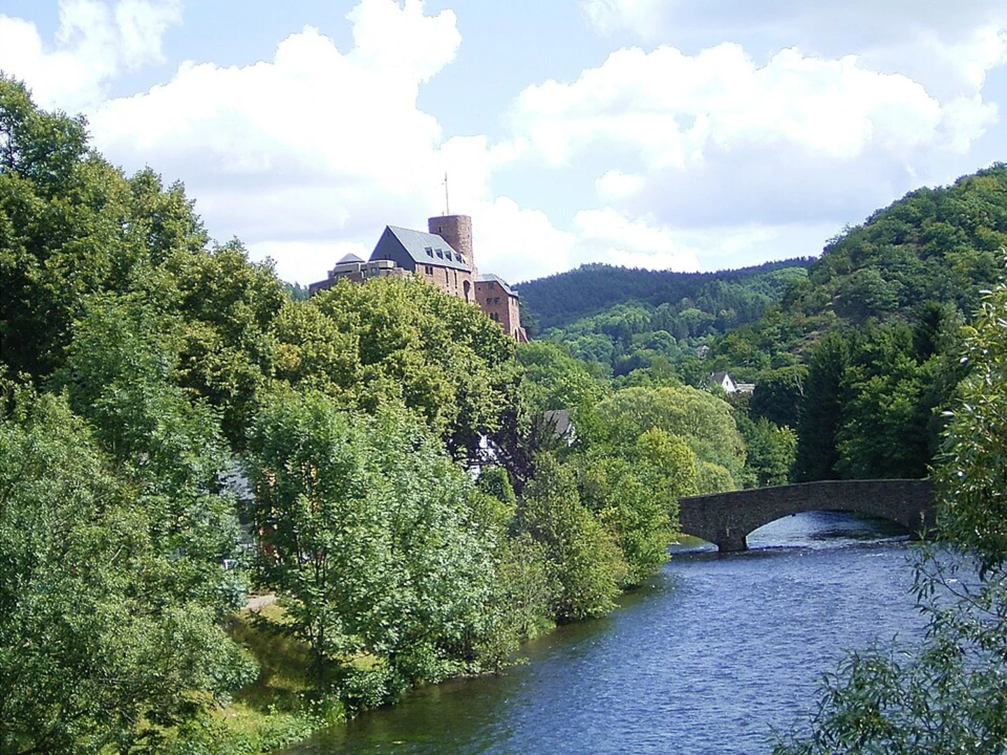 An image depicting the trail Heimbach to Nideggen Bruck Walk and its surrounding area.