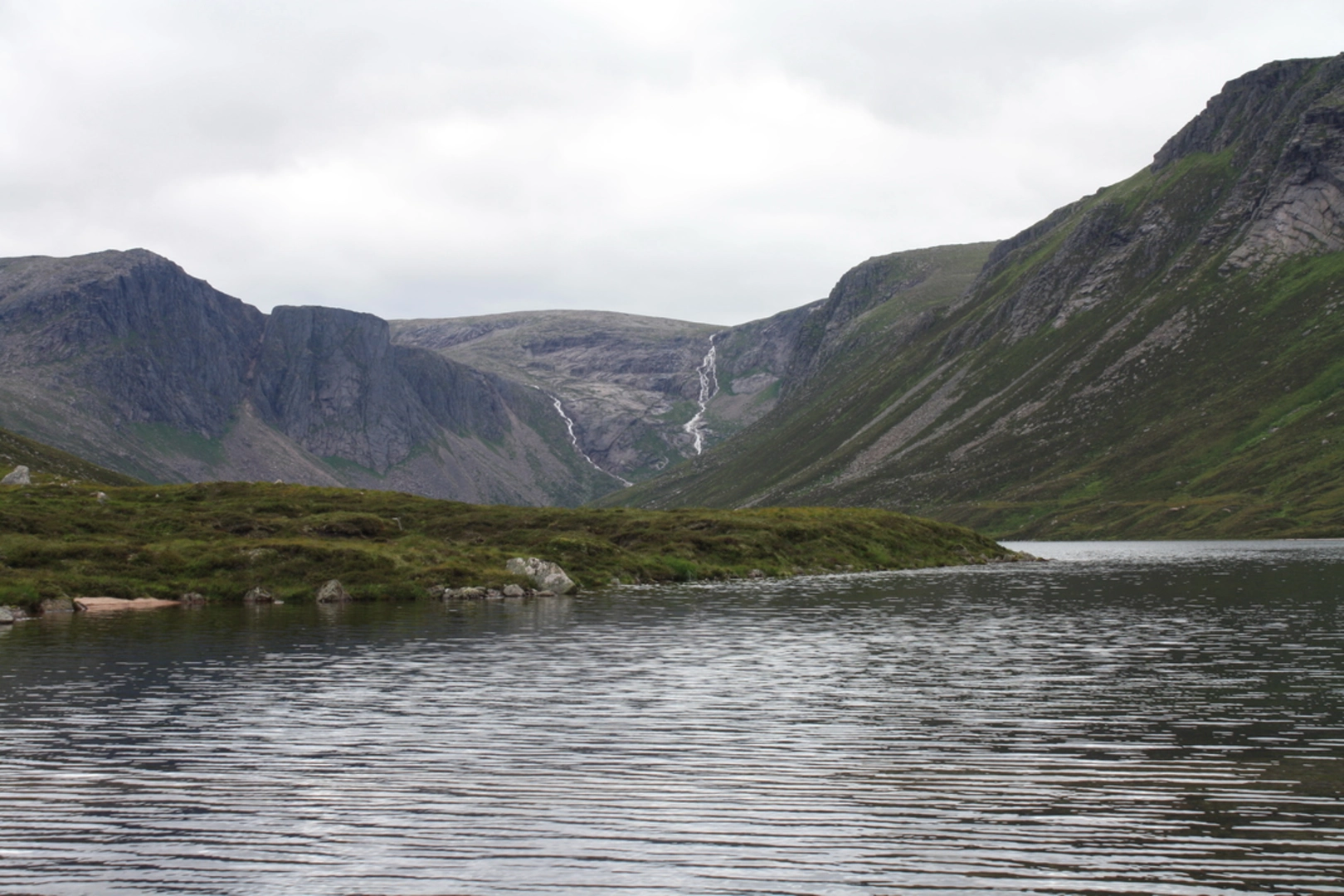 An image depicting the trail Loch Avon via Ryvoan Pass and its surrounding area.