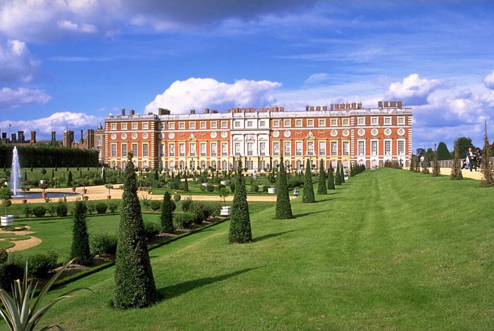 An image depicting the trail Hampton Court Park and its surrounding area.