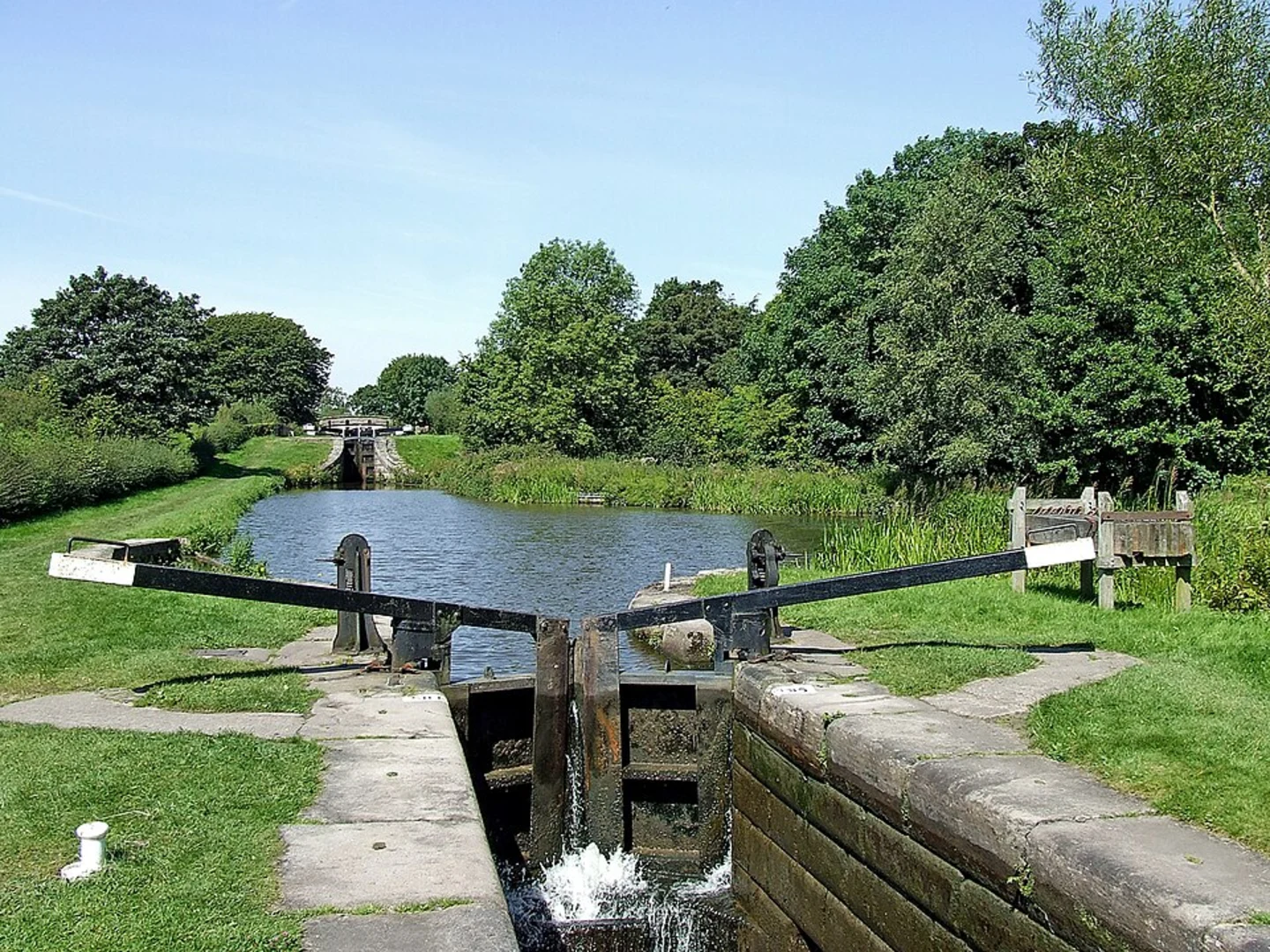 An image depicting the trail Dane Aqueduct via Macclesfield Canal and its surrounding area.