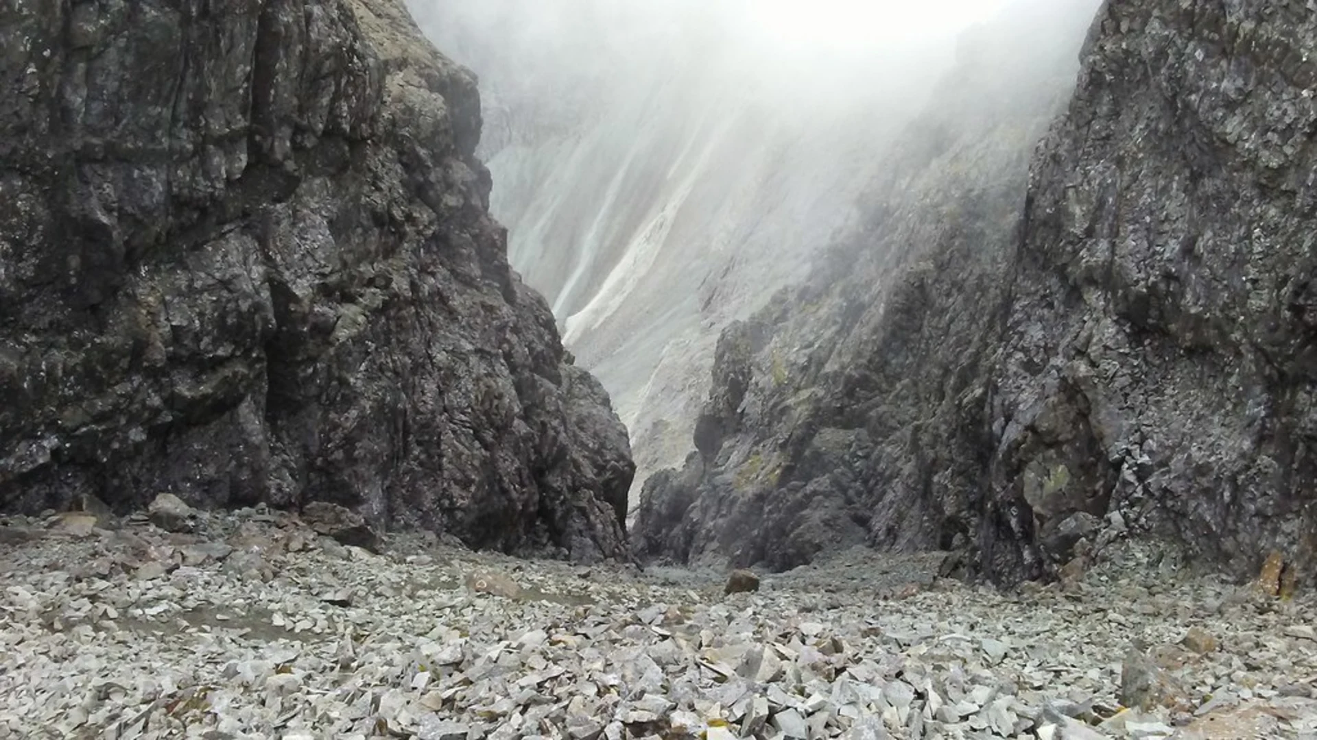 An image depicting the trail Sgurr Thearlaich via Coire Lagan Walk and its surrounding area.