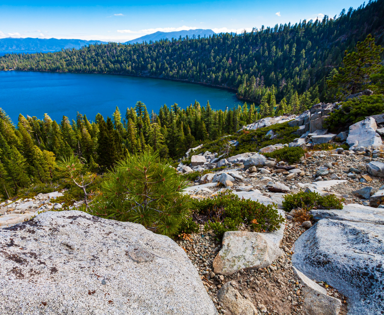 An image depicting the trail Azure Lake via Cascade Creek and its surrounding area.