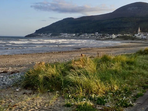 An image depicting the trail Dundrum Coastal Path and its surrounding area.
