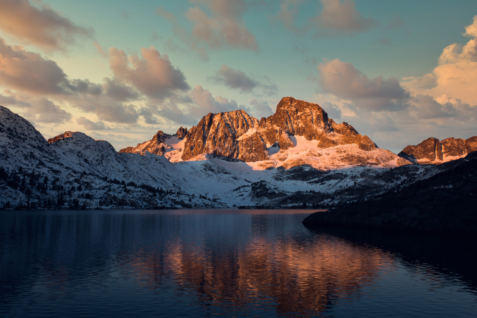 An image depicting the trail Altha Lake and Olaine Lake via Pacific Crest Trail and its surrounding area.