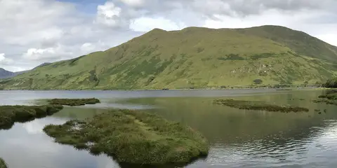 An image depicting the trail Maumturks and its surrounding area.