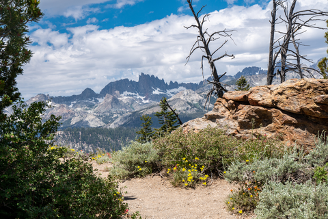 An image depicting the trail San Joaquin Ridge Trail and its surrounding area.