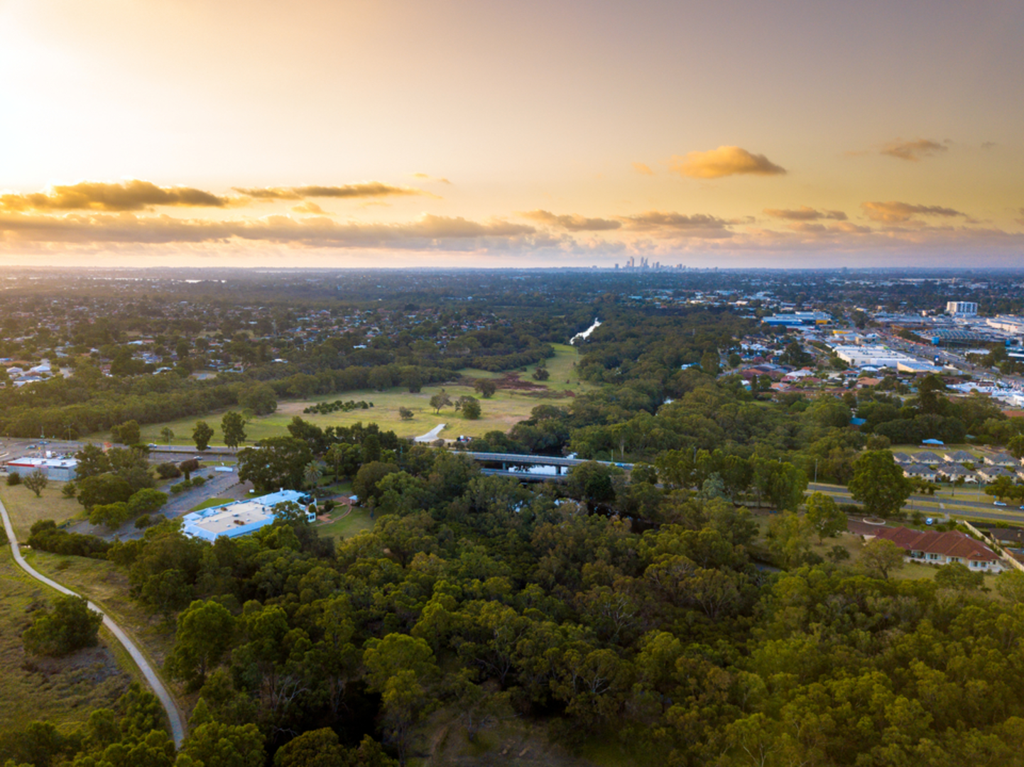 An image depicting the trail Woodloes Walk Trail and its surrounding area.