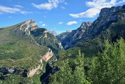 An image depicting the trail Circular hasta Sercué por La Tella y el río Bellós and its surrounding area.