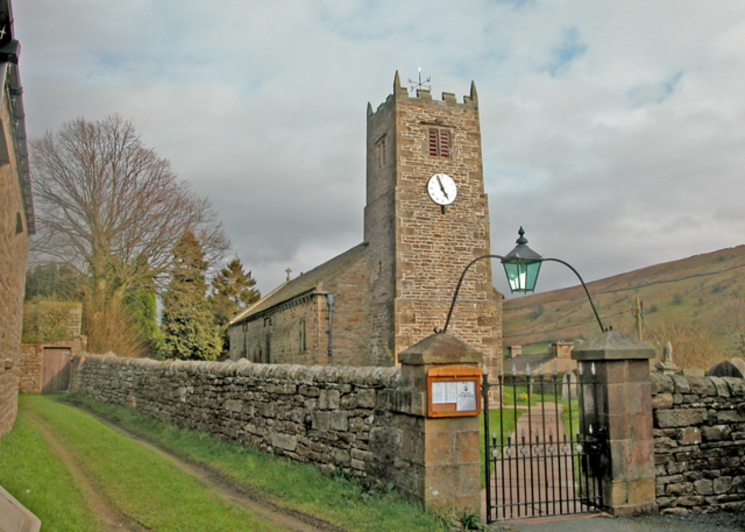 An image depicting the trail Muker - Keld and Corpse Way and its surrounding area.