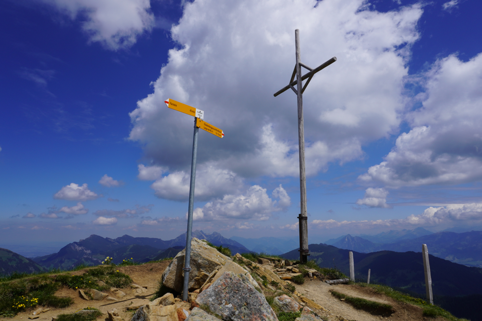 An image depicting the trail Fürstein Langis and its surrounding area.