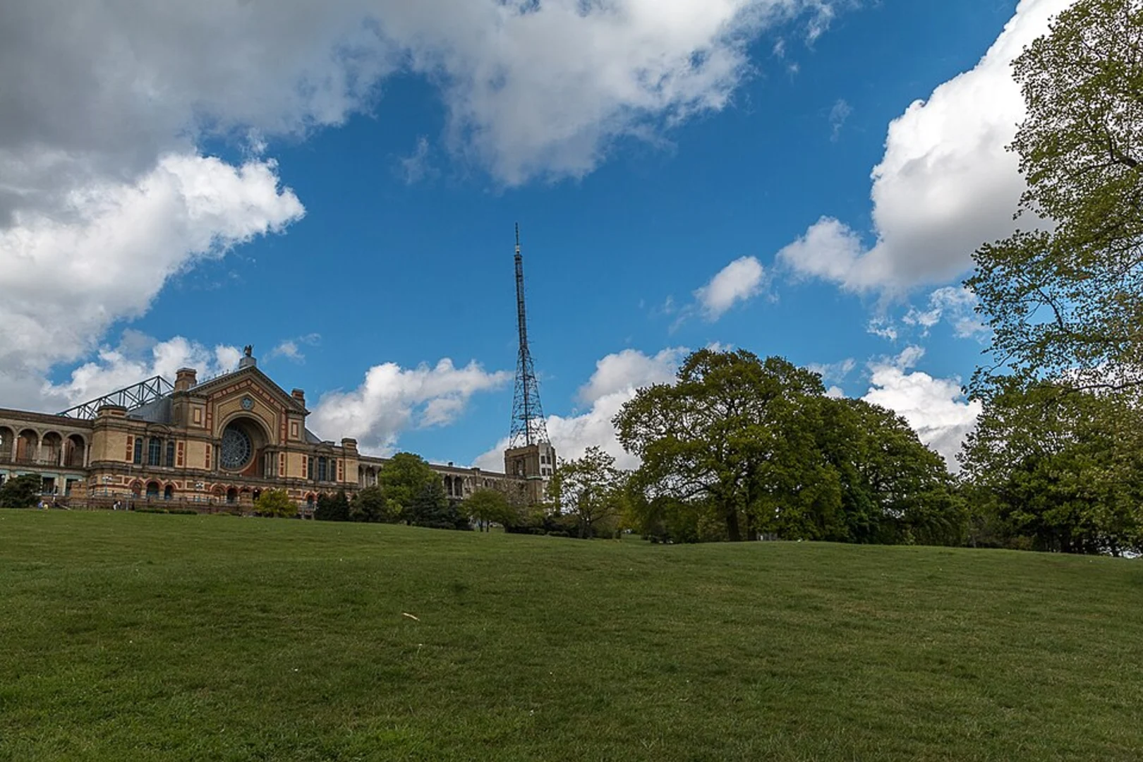 An image depicting the trail Queen's Wood, Parkland Walk LNR and Finsbury Park Loop and its surrounding area.
