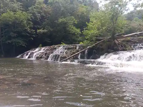 An image depicting the trail Big Cedar Creek and Pinnacle View Trail and its surrounding area.