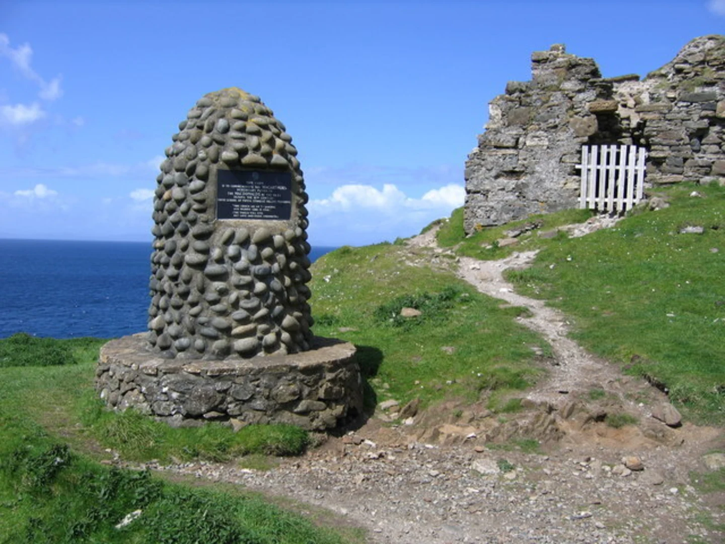 An image depicting the trail Duntulm Castle Walk and its surrounding area.