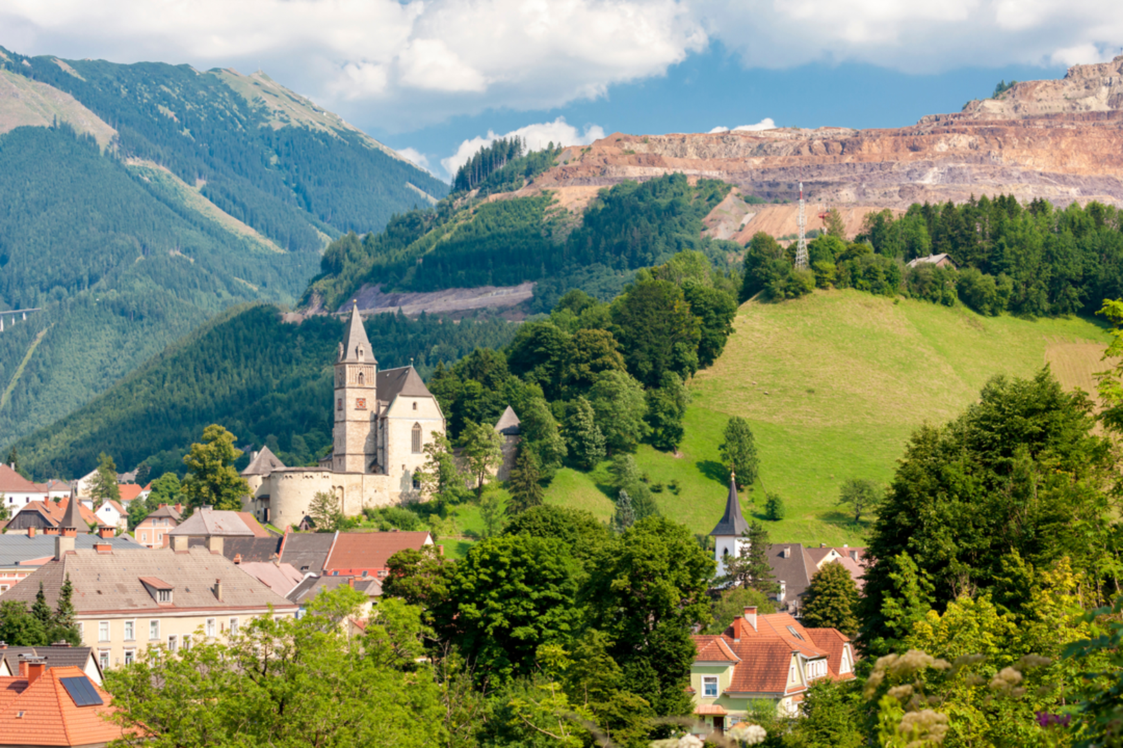 An image depicting the trail Eisenerzer Steig and its surrounding area.