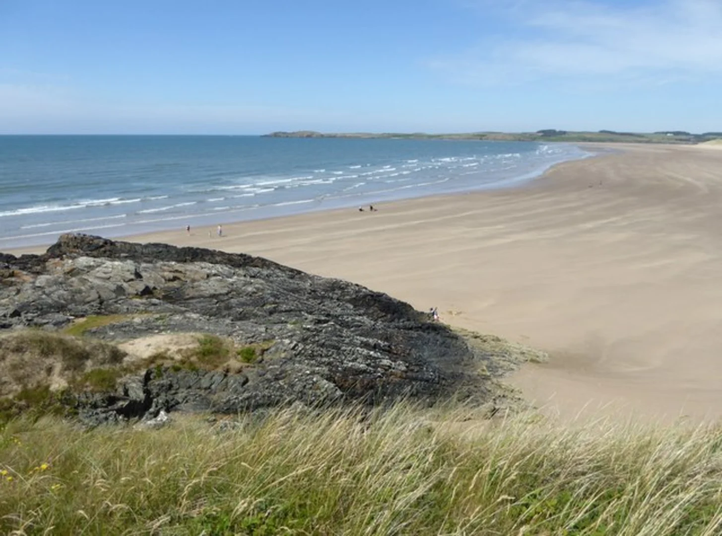 An image depicting the trail Llanddwyn Island Walk and its surrounding area.