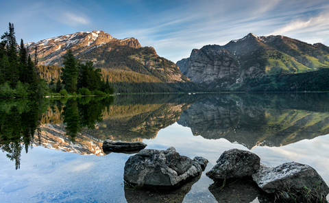 An image depicting the trail Phelps Lake Trail and its surrounding area.